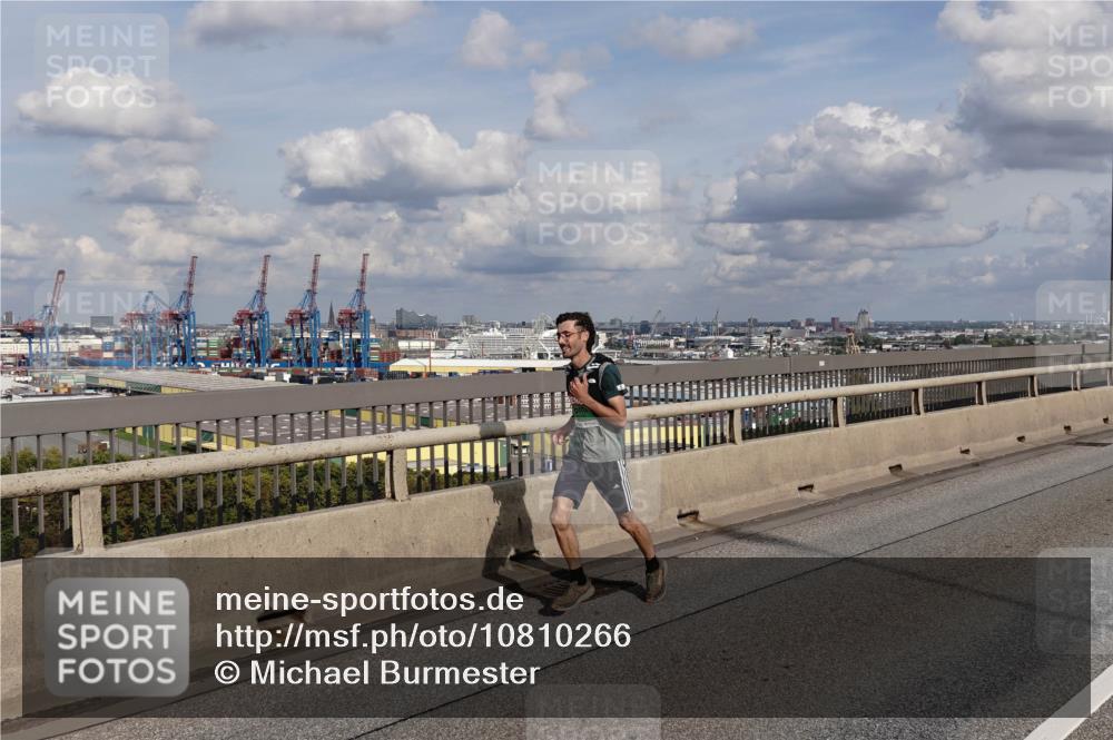 03.10.2026 - Köhlbrandbrückenlauf Michael Burmester http://msf.ph/oto/10810266 03.10.2026 15:19:20 Position 1  meine-sportfotos.de