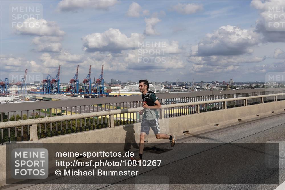 03.10.2026 - Köhlbrandbrückenlauf Michael Burmester http://msf.ph/oto/10810267 03.10.2026 15:19:21 Position 1  meine-sportfotos.de