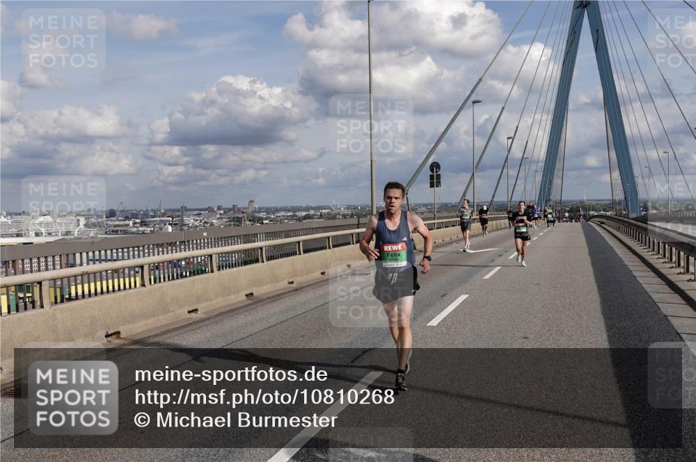 03.10.2026 - Köhlbrandbrückenlauf Michael Burmester http://msf.ph/oto/10810268 03.10.2026 15:19:28 Position 1  meine-sportfotos.de