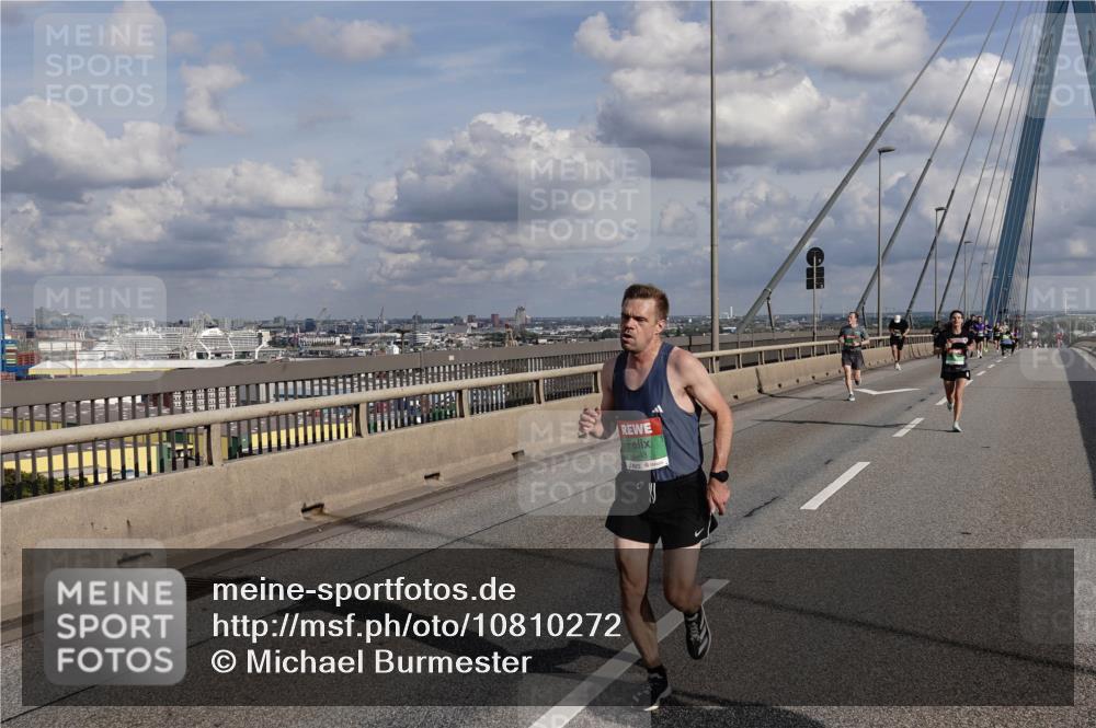 03.10.2026 - Köhlbrandbrückenlauf Michael Burmester http://msf.ph/oto/10810272 03.10.2026 15:19:29 Position 1  meine-sportfotos.de