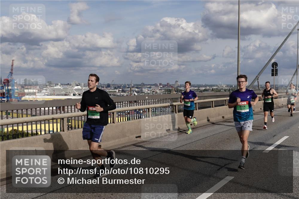 03.10.2026 - Köhlbrandbrückenlauf Michael Burmester http://msf.ph/oto/10810295 03.10.2026 15:19:43 Position 1  meine-sportfotos.de