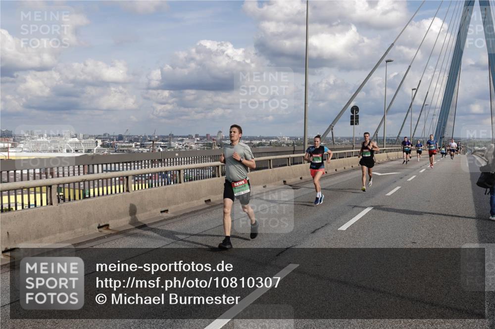 03.10.2026 - Köhlbrandbrückenlauf Michael Burmester http://msf.ph/oto/10810307 03.10.2026 15:19:47 Position 1  meine-sportfotos.de