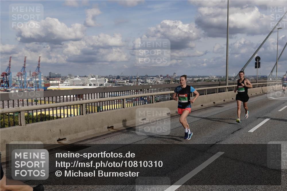 03.10.2026 - Köhlbrandbrückenlauf Michael Burmester http://msf.ph/oto/10810310 03.10.2026 15:19:48 Position 1  meine-sportfotos.de