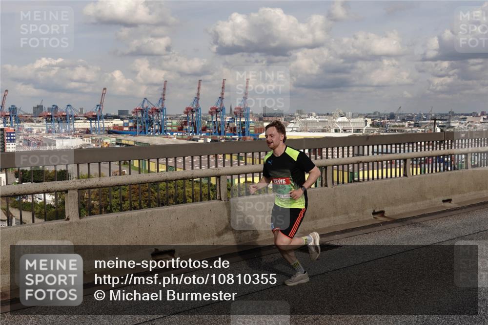 03.10.2026 - Köhlbrandbrückenlauf Michael Burmester http://msf.ph/oto/10810355 03.10.2026 15:20:07 Position 1  meine-sportfotos.de