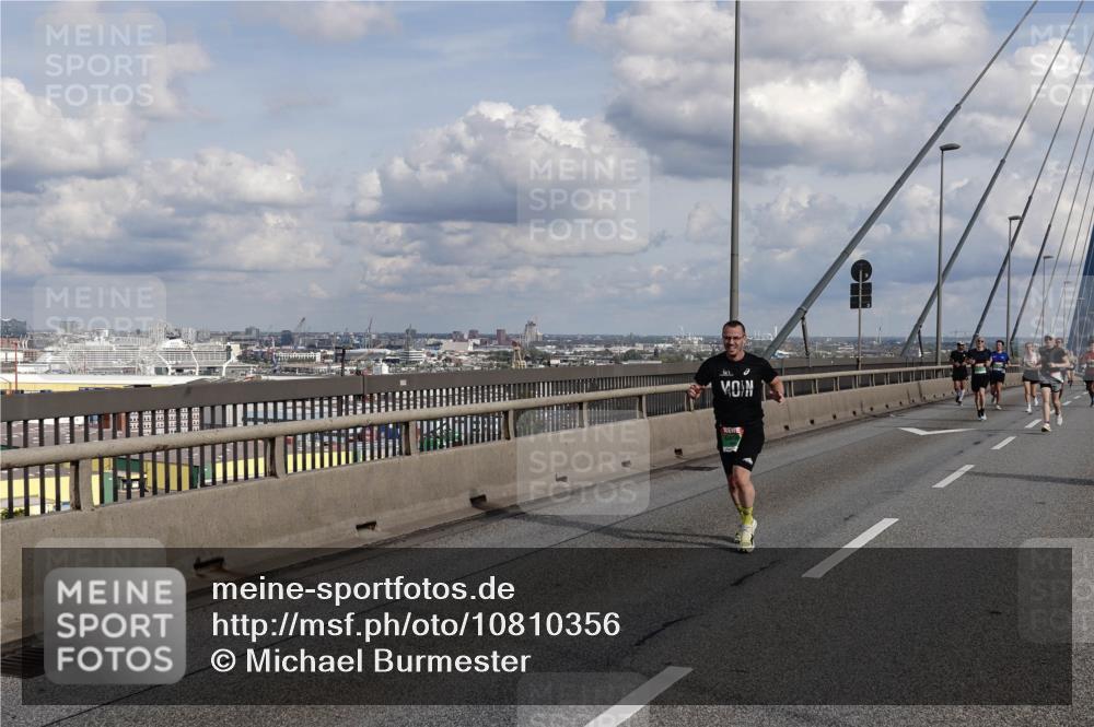 03.10.2026 - Köhlbrandbrückenlauf Michael Burmester http://msf.ph/oto/10810356 03.10.2026 15:20:10 Position 1  meine-sportfotos.de