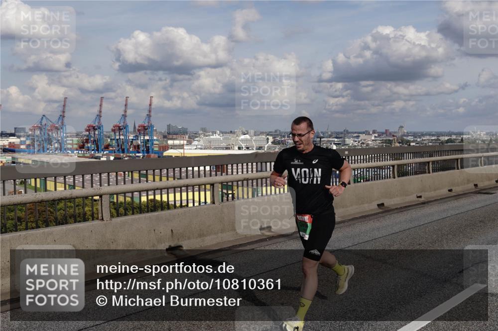 03.10.2026 - Köhlbrandbrückenlauf Michael Burmester http://msf.ph/oto/10810361 03.10.2026 15:20:11 Position 1  meine-sportfotos.de