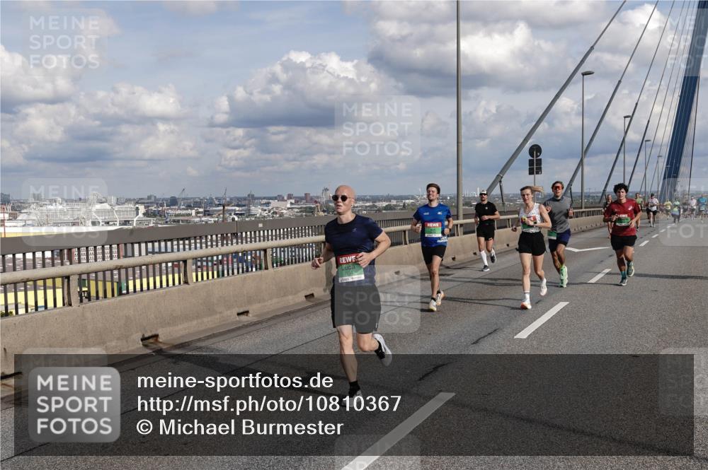 03.10.2026 - Köhlbrandbrückenlauf Michael Burmester http://msf.ph/oto/10810367 03.10.2026 15:20:16 Position 1  meine-sportfotos.de