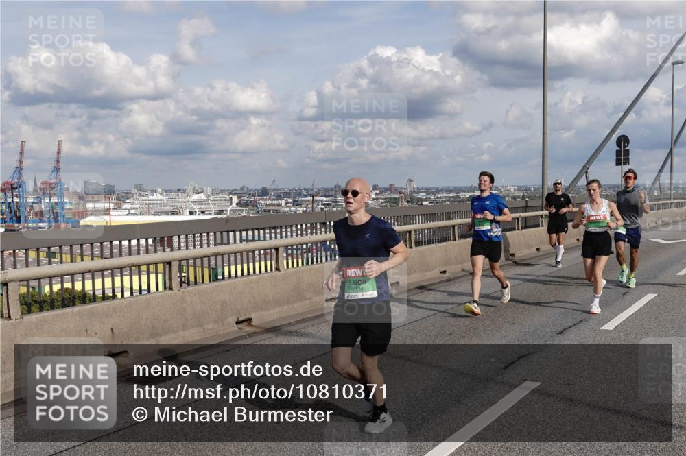 03.10.2026 - Köhlbrandbrückenlauf Michael Burmester http://msf.ph/oto/10810371 03.10.2026 15:20:17 Position 1  meine-sportfotos.de