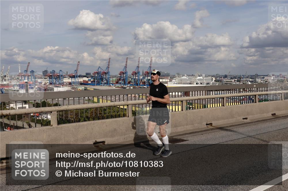 03.10.2026 - Köhlbrandbrückenlauf Michael Burmester http://msf.ph/oto/10810383 03.10.2026 15:20:21 Position 1  meine-sportfotos.de