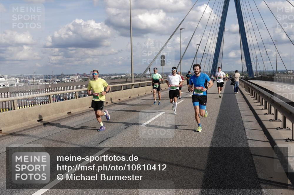 03.10.2026 - Köhlbrandbrückenlauf Michael Burmester http://msf.ph/oto/10810412 03.10.2026 15:20:33 Position 1  meine-sportfotos.de