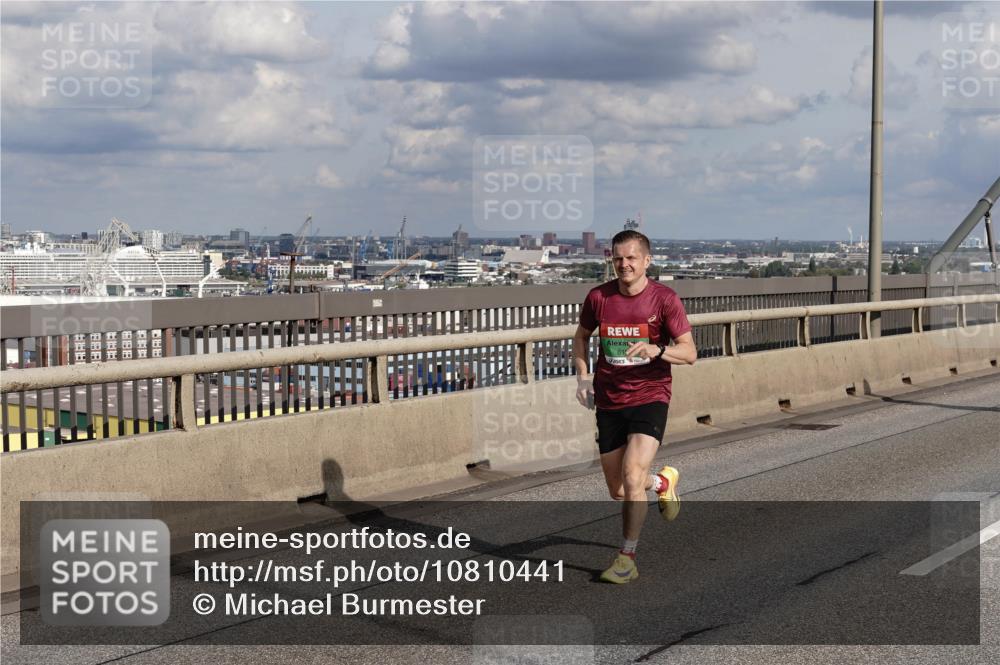 03.10.2026 - Köhlbrandbrückenlauf Michael Burmester http://msf.ph/oto/10810441 03.10.2026 15:20:41 Position 1  meine-sportfotos.de
