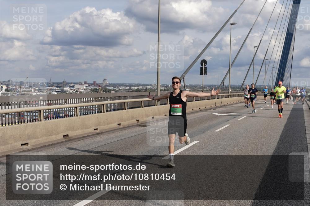 03.10.2026 - Köhlbrandbrückenlauf Michael Burmester http://msf.ph/oto/10810454 03.10.2026 15:20:47 Position 1  meine-sportfotos.de