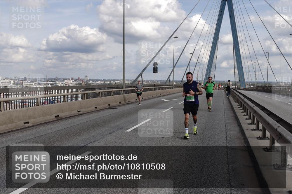 03.10.2026 - Köhlbrandbrückenlauf Michael Burmester http://msf.ph/oto/10810508 03.10.2026 15:21:02 Position 1  meine-sportfotos.de