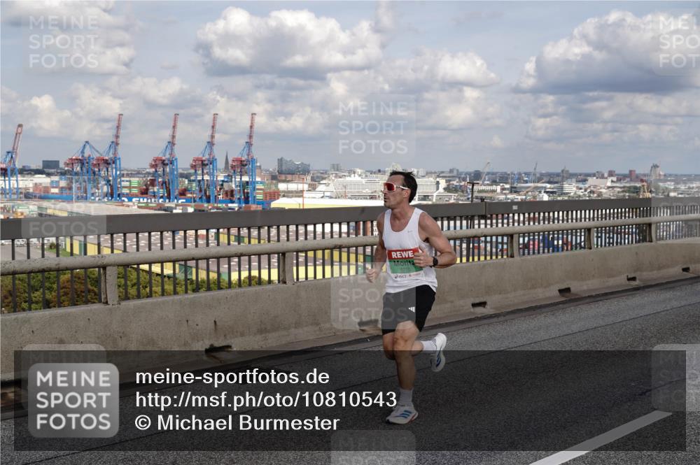 03.10.2026 - Köhlbrandbrückenlauf Michael Burmester http://msf.ph/oto/10810543 03.10.2026 15:21:19 Position 1 8275 meine-sportfotos.de