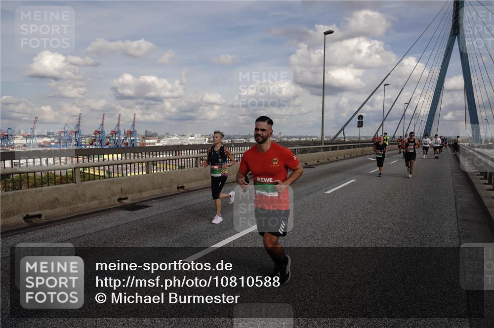 03.10.2026 - Köhlbrandbrückenlauf Michael Burmester http://msf.ph/oto/10810588 03.10.2026 15:21:32 Position 1  meine-sportfotos.de