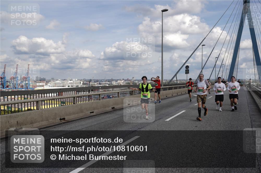 03.10.2026 - Köhlbrandbrückenlauf Michael Burmester http://msf.ph/oto/10810601 03.10.2026 15:21:37 Position 1  meine-sportfotos.de