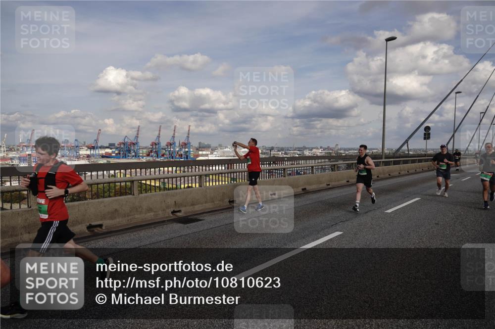 03.10.2026 - Köhlbrandbrückenlauf Michael Burmester http://msf.ph/oto/10810623 03.10.2026 15:21:42 Position 1  meine-sportfotos.de