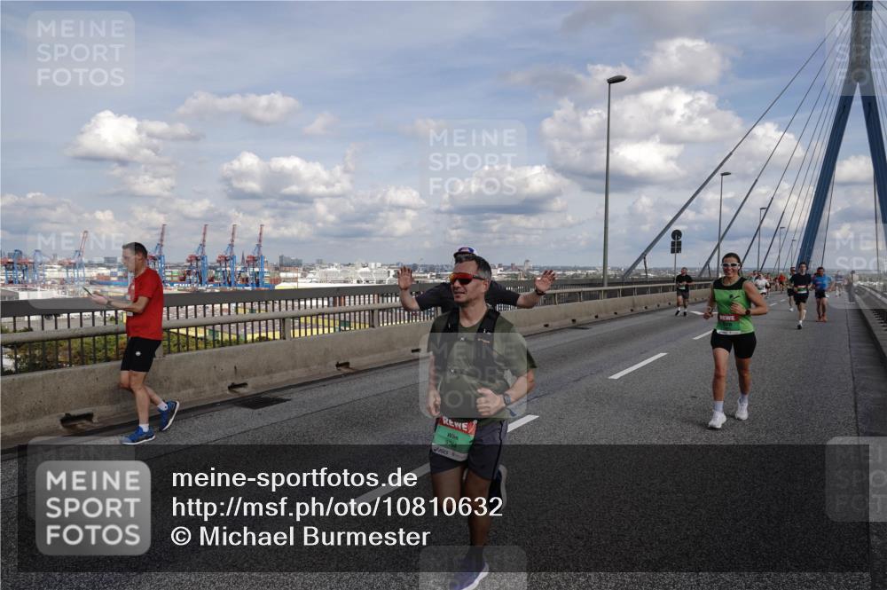 03.10.2026 - Köhlbrandbrückenlauf Michael Burmester http://msf.ph/oto/10810632 03.10.2026 15:21:44 Position 1  meine-sportfotos.de