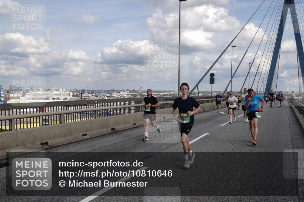03.10.2026 - Köhlbrandbrückenlauf Michael Burmester http://msf.ph/oto/10810646 03.10.2026 15:21:48 Position 1  meine-sportfotos.de