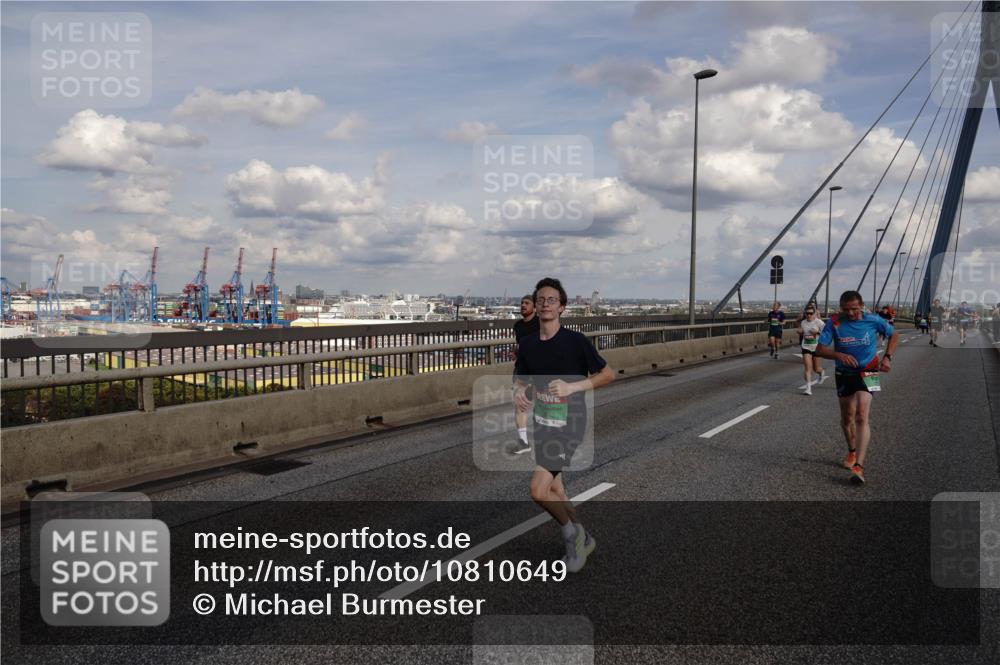 03.10.2026 - Köhlbrandbrückenlauf Michael Burmester http://msf.ph/oto/10810649 03.10.2026 15:21:49 Position 1  meine-sportfotos.de