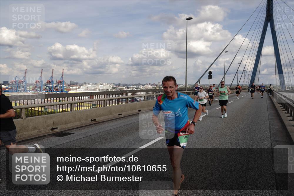 03.10.2026 - Köhlbrandbrückenlauf Michael Burmester http://msf.ph/oto/10810655 03.10.2026 15:21:50 Position 1  meine-sportfotos.de