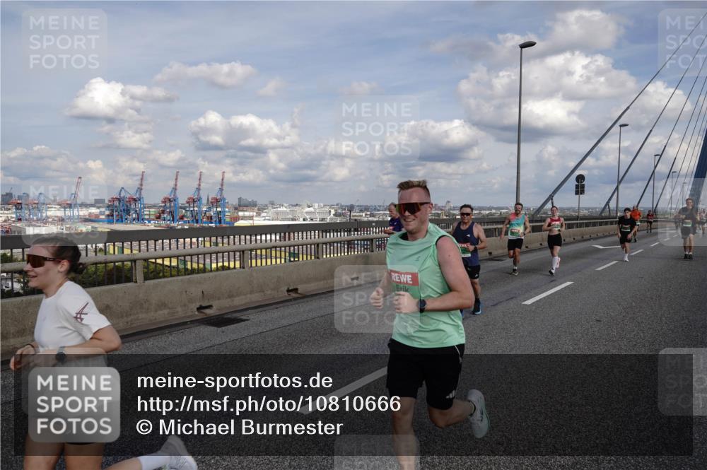 03.10.2026 - Köhlbrandbrückenlauf Michael Burmester http://msf.ph/oto/10810666 03.10.2026 15:21:53 Position 1  meine-sportfotos.de