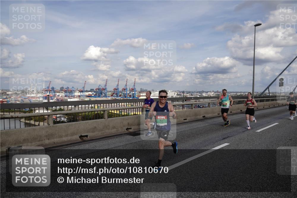 03.10.2026 - Köhlbrandbrückenlauf Michael Burmester http://msf.ph/oto/10810670 03.10.2026 15:21:54 Position 1  meine-sportfotos.de