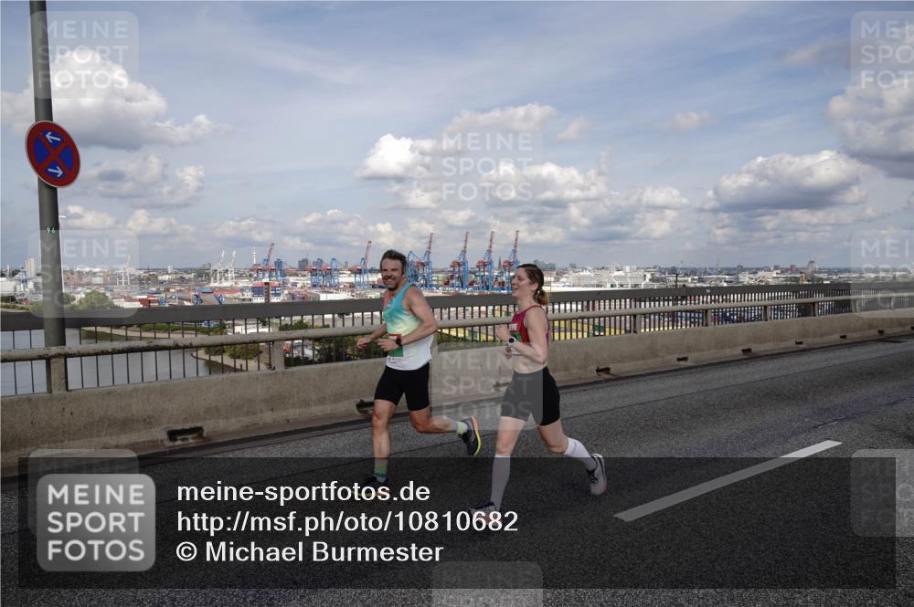 03.10.2026 - Köhlbrandbrückenlauf Michael Burmester http://msf.ph/oto/10810682 03.10.2026 15:21:56 Position 1  meine-sportfotos.de