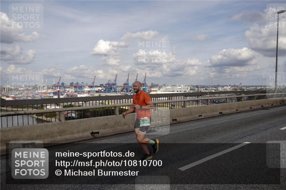 03.10.2026 - Köhlbrandbrückenlauf Michael Burmester http://msf.ph/oto/10810700 03.10.2026 15:22:01 Position 1  meine-sportfotos.de