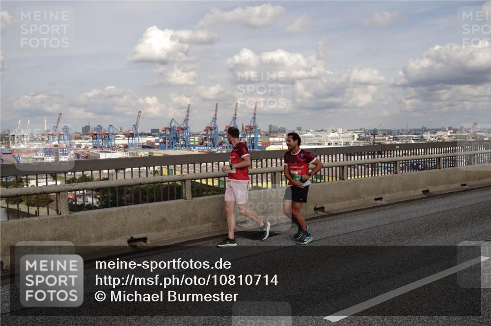 03.10.2026 - Köhlbrandbrückenlauf Michael Burmester http://msf.ph/oto/10810714 03.10.2026 15:22:06 Position 1  meine-sportfotos.de