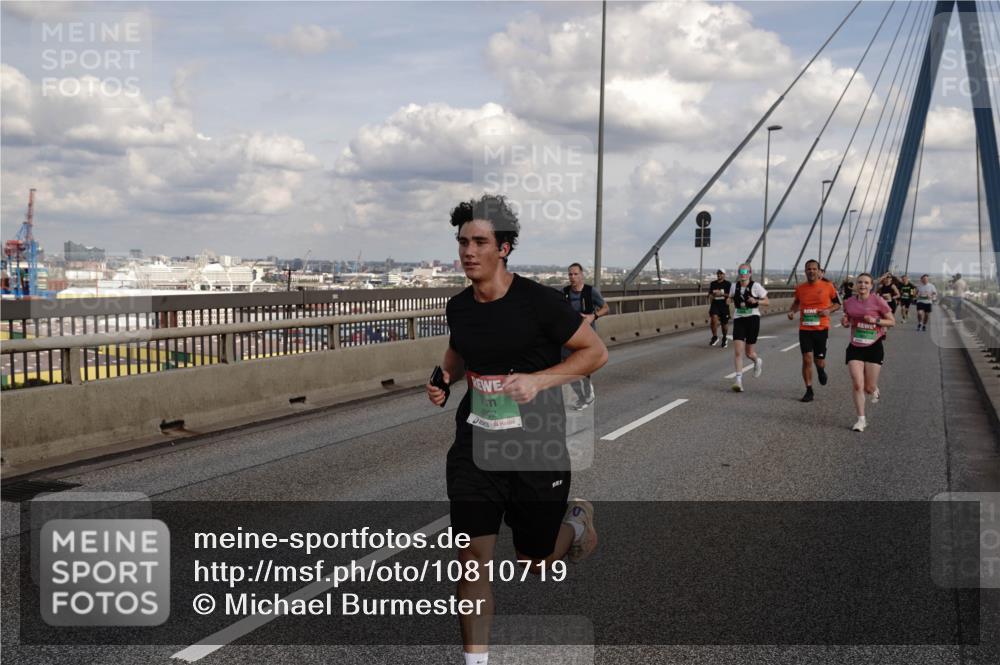 03.10.2026 - Köhlbrandbrückenlauf Michael Burmester http://msf.ph/oto/10810719 03.10.2026 15:22:09 Position 1  meine-sportfotos.de