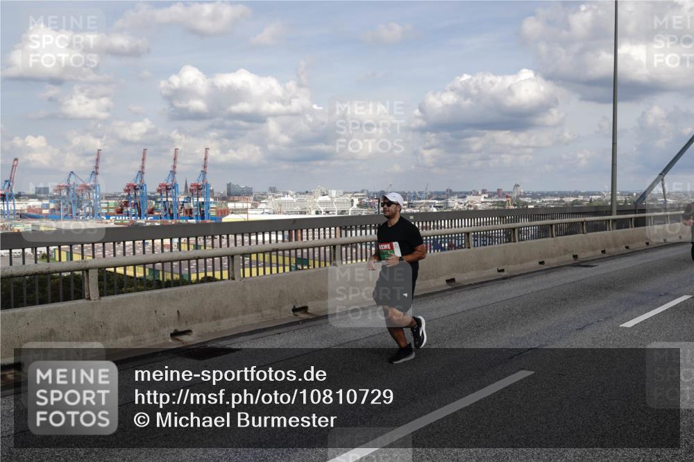 03.10.2026 - Köhlbrandbrückenlauf Michael Burmester http://msf.ph/oto/10810729 03.10.2026 15:22:14 Position 1  meine-sportfotos.de