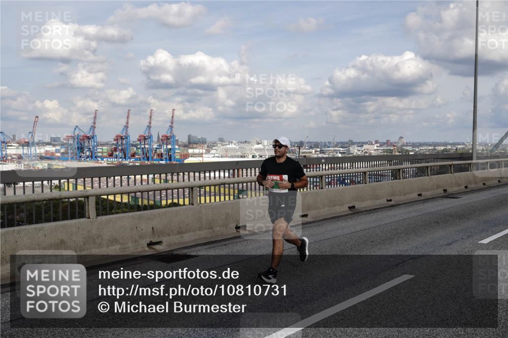 03.10.2026 - Köhlbrandbrückenlauf Michael Burmester http://msf.ph/oto/10810731 03.10.2026 15:22:14 Position 1  meine-sportfotos.de