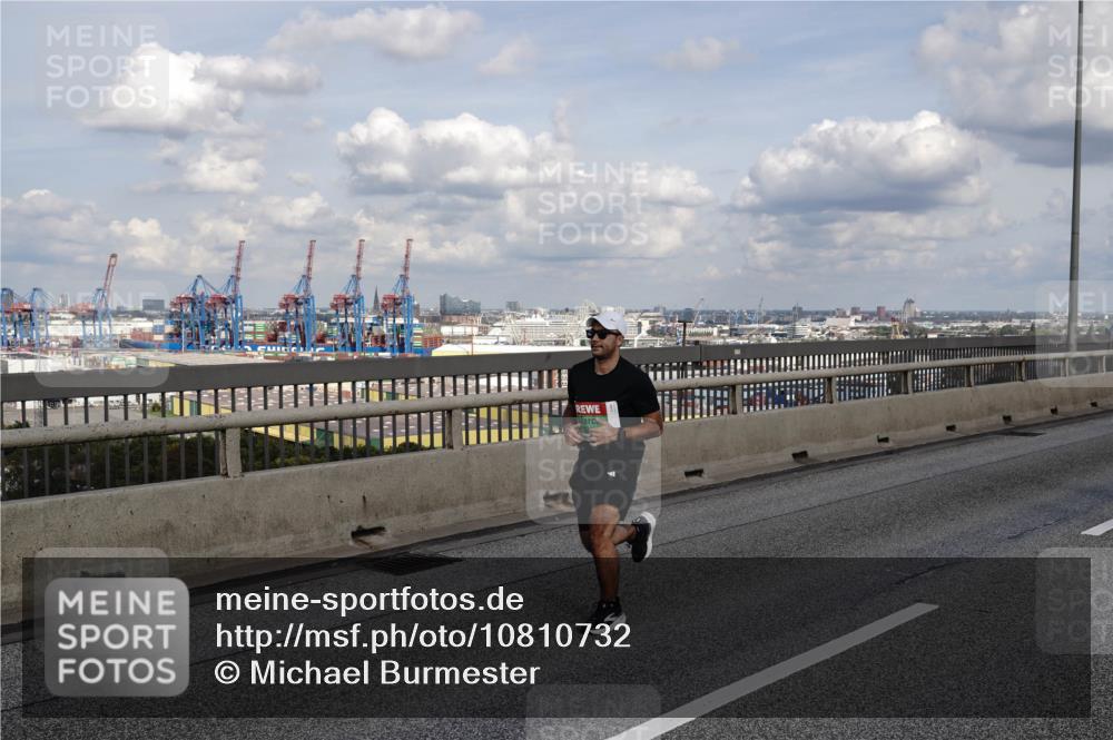 03.10.2026 - Köhlbrandbrückenlauf Michael Burmester http://msf.ph/oto/10810732 03.10.2026 15:22:14 Position 1  meine-sportfotos.de