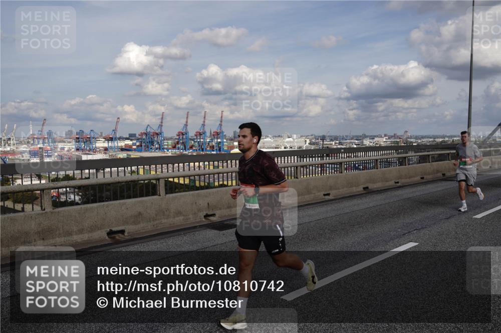 03.10.2026 - Köhlbrandbrückenlauf Michael Burmester http://msf.ph/oto/10810742 03.10.2026 15:22:16 Position 1  meine-sportfotos.de