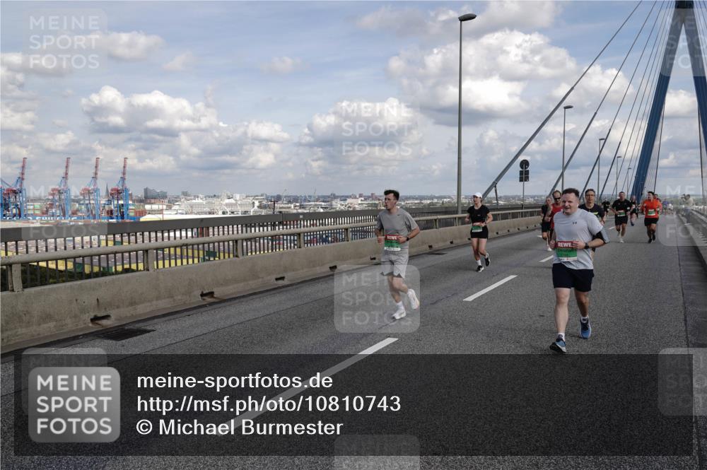 03.10.2026 - Köhlbrandbrückenlauf Michael Burmester http://msf.ph/oto/10810743 03.10.2026 15:22:17 Position 1  meine-sportfotos.de