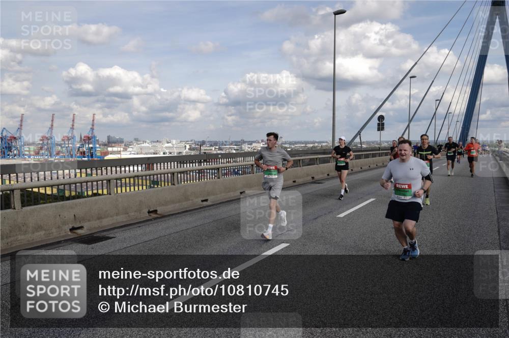 03.10.2026 - Köhlbrandbrückenlauf Michael Burmester http://msf.ph/oto/10810745 03.10.2026 15:22:18 Position 1  meine-sportfotos.de