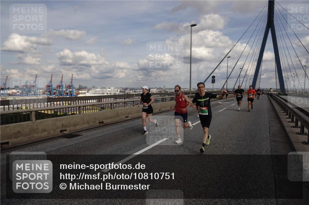 03.10.2026 - Köhlbrandbrückenlauf Michael Burmester http://msf.ph/oto/10810751 03.10.2026 15:22:19 Position 1  meine-sportfotos.de