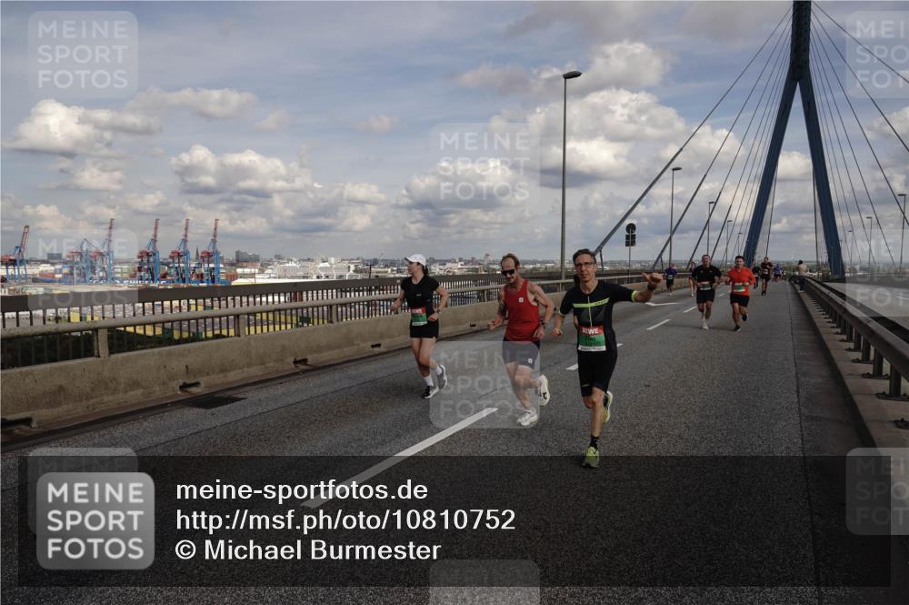 03.10.2026 - Köhlbrandbrückenlauf Michael Burmester http://msf.ph/oto/10810752 03.10.2026 15:22:19 Position 1  meine-sportfotos.de