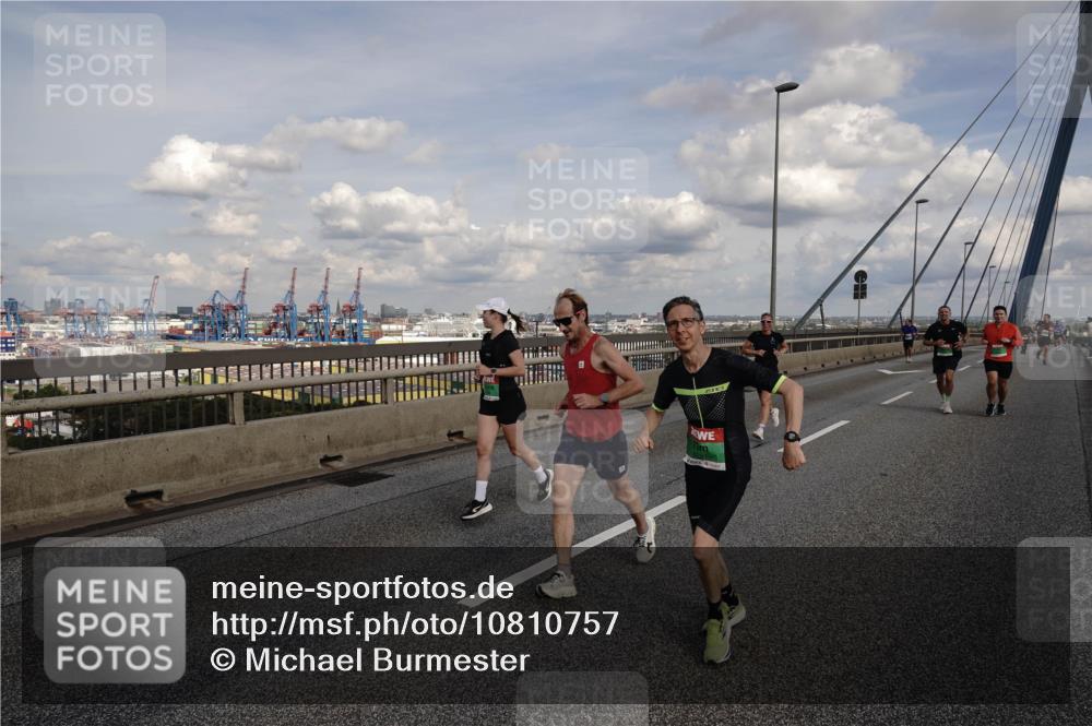 03.10.2026 - Köhlbrandbrückenlauf Michael Burmester http://msf.ph/oto/10810757 03.10.2026 15:22:20 Position 1  meine-sportfotos.de