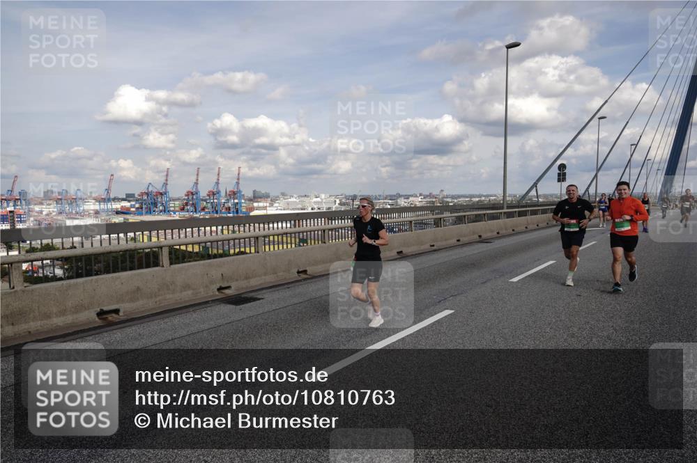 03.10.2026 - Köhlbrandbrückenlauf Michael Burmester http://msf.ph/oto/10810763 03.10.2026 15:22:21 Position 1  meine-sportfotos.de