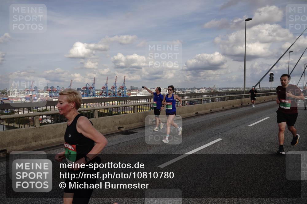03.10.2026 - Köhlbrandbrückenlauf Michael Burmester http://msf.ph/oto/10810780 03.10.2026 15:22:28 Position 1  meine-sportfotos.de