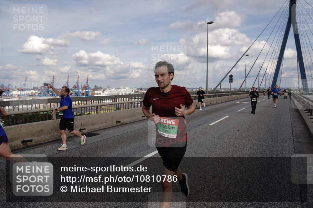 03.10.2026 - Köhlbrandbrückenlauf Michael Burmester http://msf.ph/oto/10810786 03.10.2026 15:22:29 Position 1 8133 meine-sportfotos.de