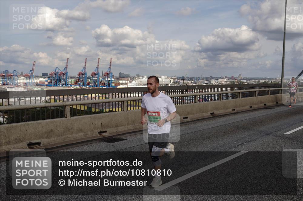 03.10.2026 - Köhlbrandbrückenlauf Michael Burmester http://msf.ph/oto/10810810 03.10.2026 15:22:36 Position 1  meine-sportfotos.de