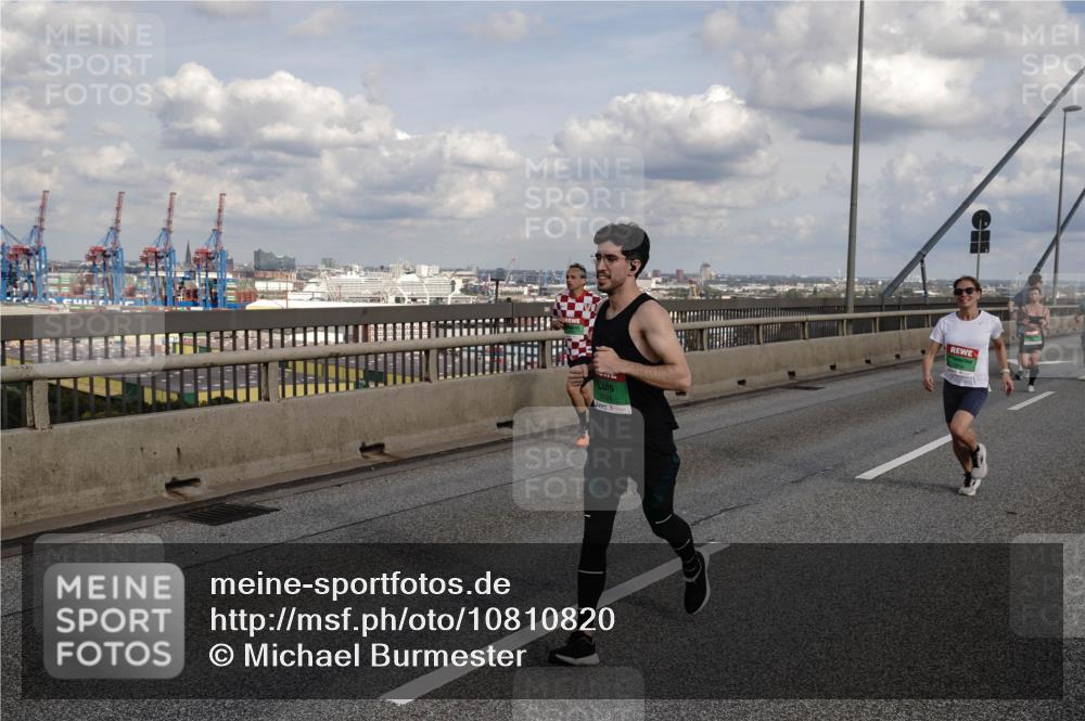 03.10.2026 - Köhlbrandbrückenlauf Michael Burmester http://msf.ph/oto/10810820 03.10.2026 15:22:39 Position 1  meine-sportfotos.de