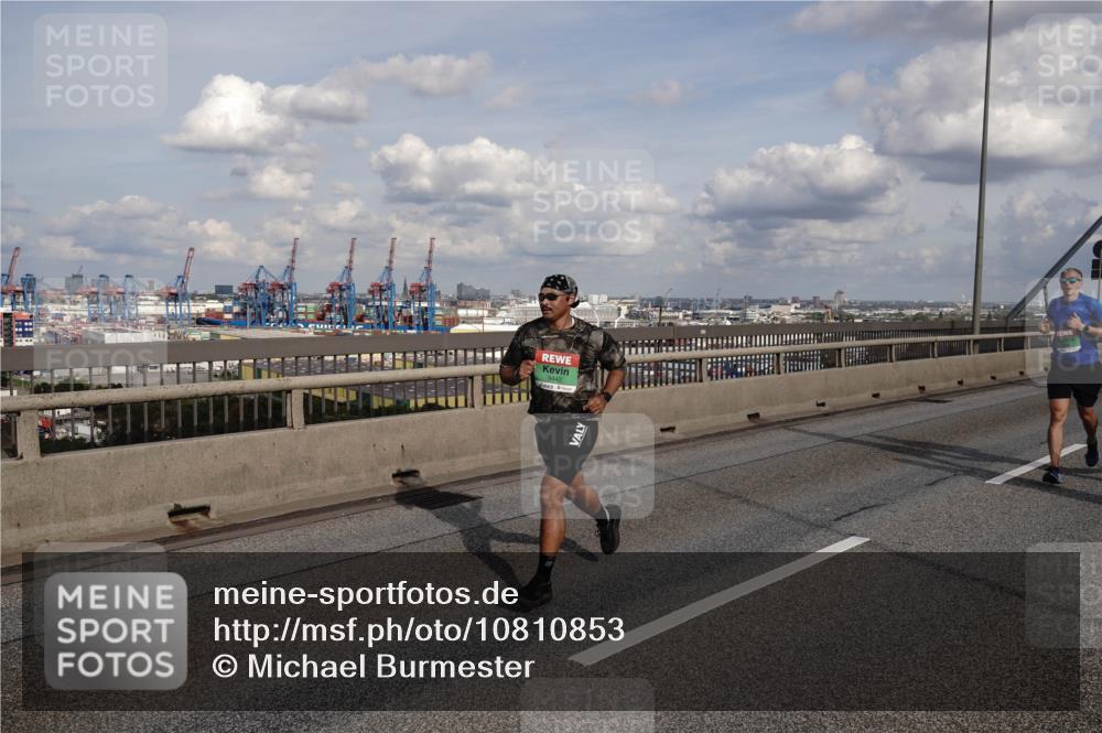 03.10.2026 - Köhlbrandbrückenlauf Michael Burmester http://msf.ph/oto/10810853 03.10.2026 15:22:49 Position 1  meine-sportfotos.de