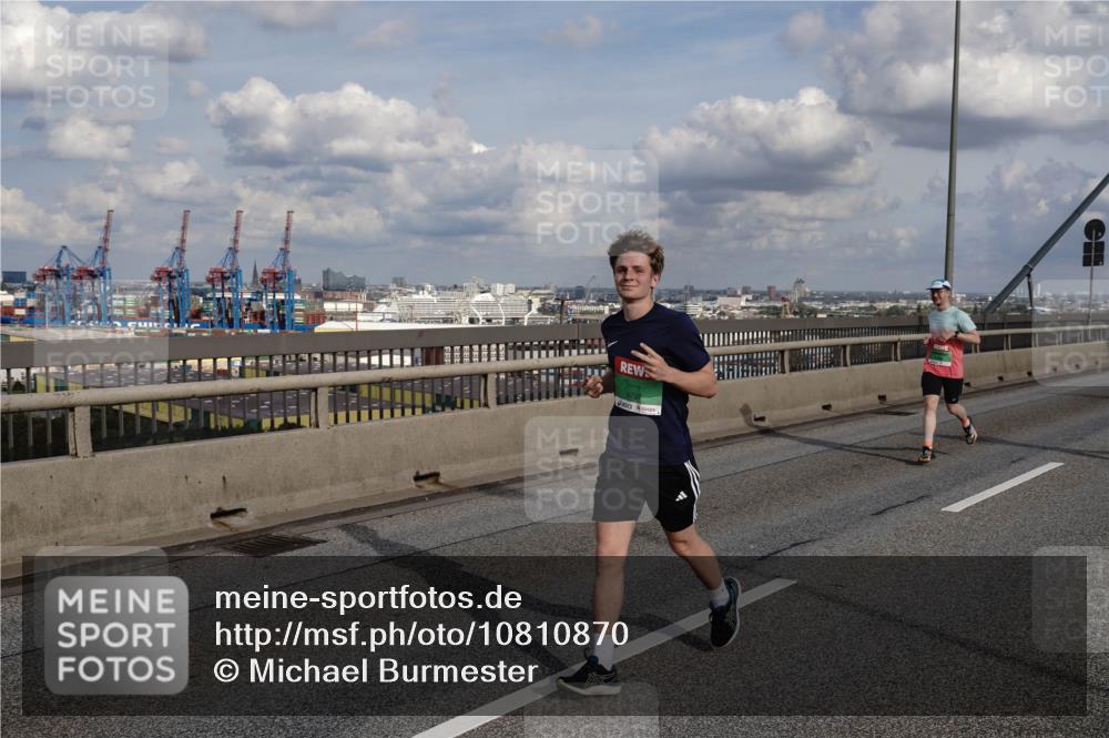 03.10.2026 - Köhlbrandbrückenlauf Michael Burmester http://msf.ph/oto/10810870 03.10.2026 15:22:54 Position 1  meine-sportfotos.de