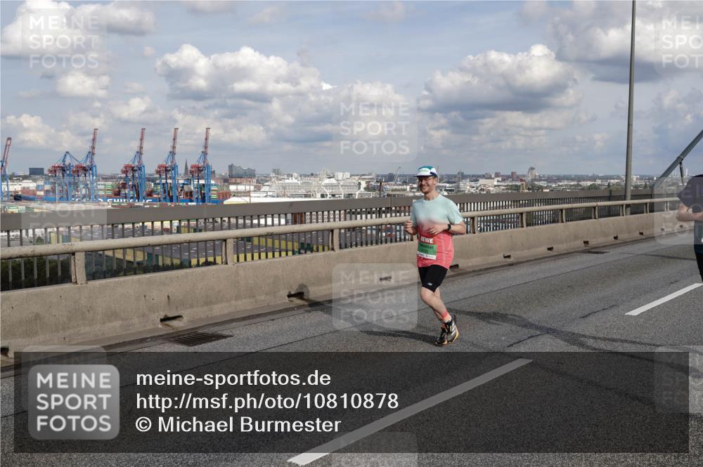 03.10.2026 - Köhlbrandbrückenlauf Michael Burmester http://msf.ph/oto/10810878 03.10.2026 15:22:56 Position 1  meine-sportfotos.de