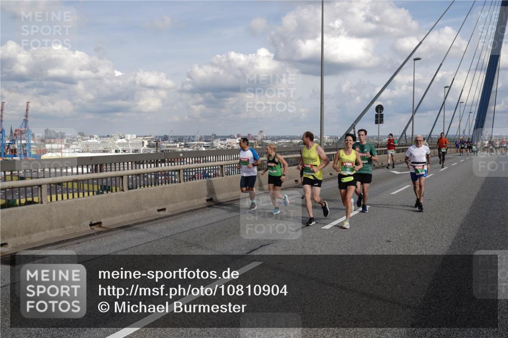 03.10.2026 - Köhlbrandbrückenlauf Michael Burmester http://msf.ph/oto/10810904 03.10.2026 15:23:05 Position 1  meine-sportfotos.de
