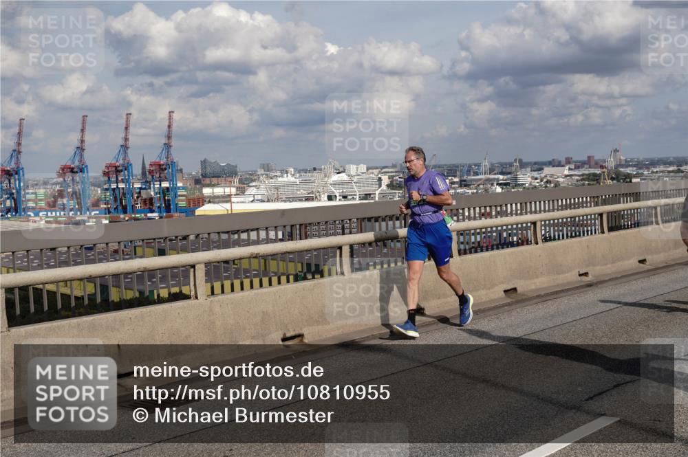 03.10.2026 - Köhlbrandbrückenlauf Michael Burmester http://msf.ph/oto/10810955 03.10.2026 15:23:25 Position 1  meine-sportfotos.de